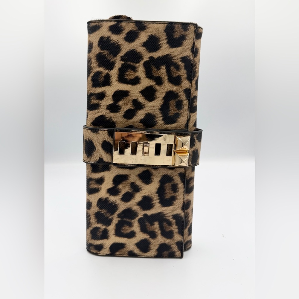 Chic Leopard Print Clutch with Gold Buckle - Picture 2 of 10